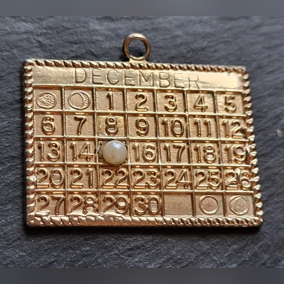 Vintage Goldtone Calendar Pendant - Picture 4 of 6